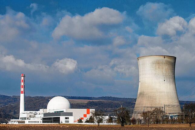 Das schweizerische Kernkraftwerk Leibstadt nebst Kühlturm ist das jüngste der Schweizer Kernkraftwerke.