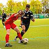 Zweikampf: Jonas Rinderle (links) vom SV RW Ballrechten-Dottingen blockt den Ball gegen den Laufenburger Danis Omeragic ab, der später ...