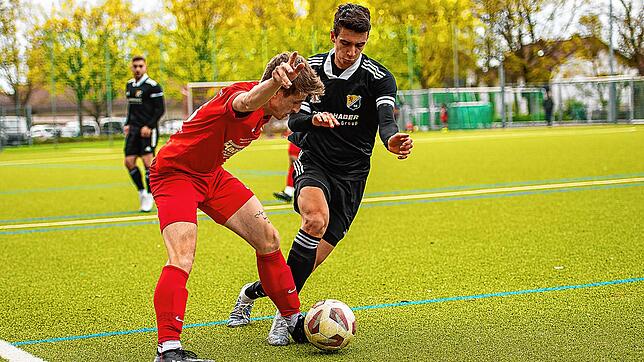 Zweikampf: Jonas Rinderle (links) vom SV RW Ballrechten-Dottingen blockt den Ball gegen den Laufenburger Danis Omeragic ab, der später ...