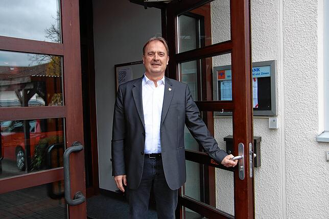 Helmut Richter an der Tür des Radolfzeller Feuerwehrhauses. Dort befand sich sein Büro, bis er sein Amt als Kommandant 2023 niederlegte ...
