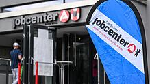 Die Jobcenter tun sich bei der Vermittlung von Bürgergeld-Empfängern schwer.