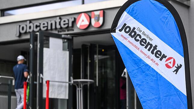 Die Jobcenter tun sich bei der Vermittlung von Bürgergeld-Empfängern schwer.