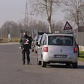 Italien, Casalpusterlengo: Polizisten der Guardia di Finanza sperren eine Zufahrtsstraße. Ungeachtet drastischer Maßnahmen zur ...