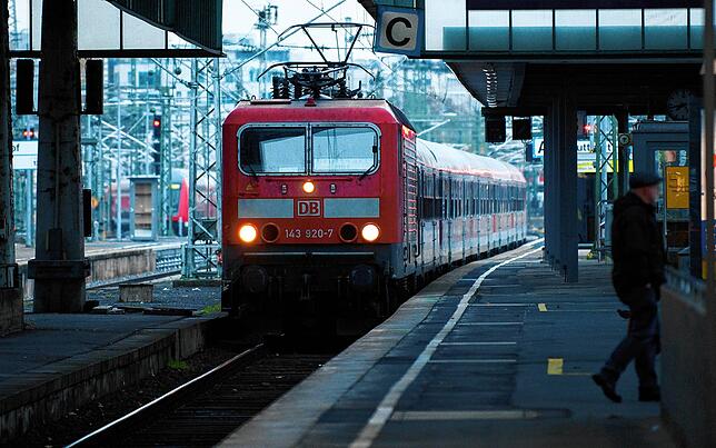 Der Nahverkehr bleibt in Baden-Württemberg eine Riesenbaustelle: Ein Regionalzug im Hauptbahnhof Stuttgart.