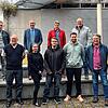 Professor Uwe Sachse (untere Reihe zweiter von links) mit den Studierenden, die das Projekt umsetzen werden, sowie Bürgermeister Maik ...
