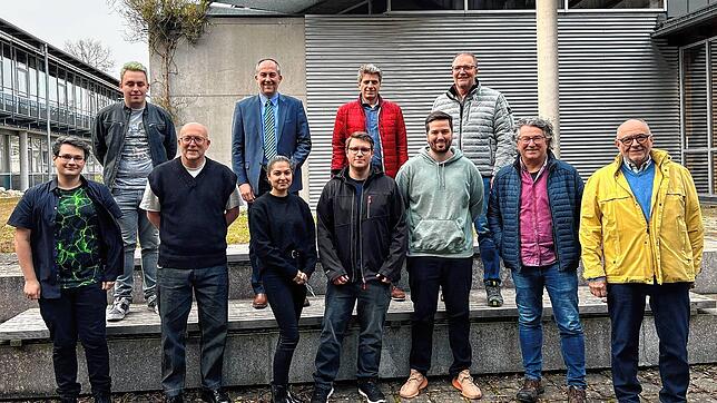 Professor Uwe Sachse (untere Reihe zweiter von links) mit den Studierenden, die das Projekt umsetzen werden, sowie Bürgermeister Maik ...
