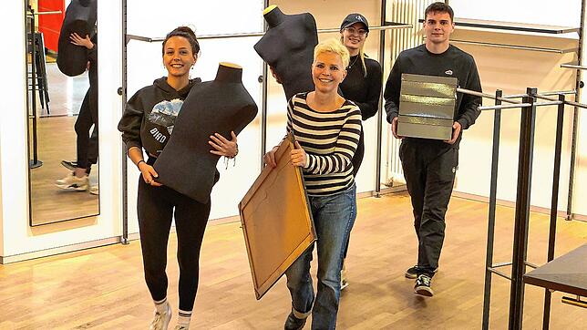 Da wird auch schon mal am Sonntag angepackt. Im ehemaligen Herren-Bekleidungsgeschäft Schmoll zieht ein Geschäft mit italienischer Mode ...