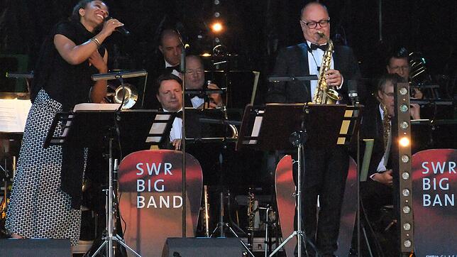 Gastsängerin Fola Dada (links) belebte mit der SWR Big Band die goldene Ära des Swings und sang sich in die Herzen der Seefestival-Besucher.