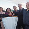 Symbolischer Knopfdruck: Die Betreiber und &bdquo;Geburtshelfer&ldquo; des Solarparks Engen (von links) sind Stadtwerkechef Peter ...