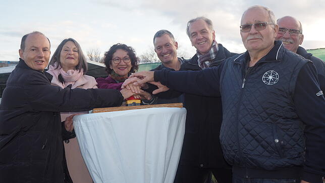 Symbolischer Knopfdruck: Die Betreiber und &bdquo;Geburtshelfer&ldquo; des Solarparks Engen (von links) sind Stadtwerkechef Peter ...