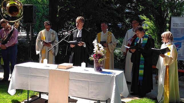 Die Feier von Christi Himmelfahrt der evangelischen, römisch-katholischen und alt-katholischen Gemeinden beider Rheinfelden auf dem ...