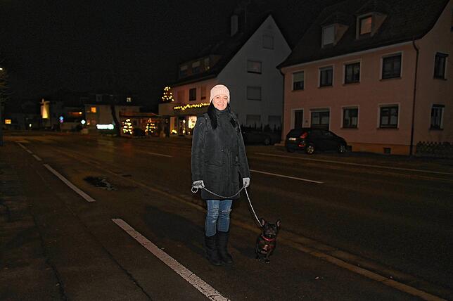 Silke Müller nutzt mit Hündin Ella die Gelegenheit, eine gute halbe Stunde vor Mitternacht noch einmal Gassi zu gehen: „Es ist ...