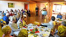 Emma Ockert (neben dem Tisch im Hintergrund) begleitet das Eingangslied bei der Adventsfeier der evangelischen Kirchen der Raumschaft ...