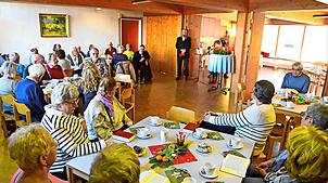 Emma Ockert (neben dem Tisch im Hintergrund) begleitet das Eingangslied bei der Adventsfeier der evangelischen Kirchen der Raumschaft ...