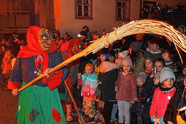 Bild 2: Schaurige Akrobatik: So fliegen die Urhexen übers lodernde Hexenfeuer