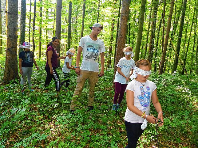 Begleitet von den Betreuern Hasret Cicek und Sebastian Pöhls, hangeln sich die Kinder entlang der „blind line“.