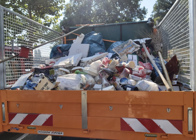Das Ergebnis einer Partynacht im Herosé-Park. Die Stadt schickt frühmorgens das Müll-Kommando hierher, um aufzuräumen.