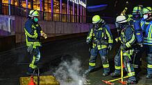 Die Einsatzkräfte überprüfen, woher die Rauchentwicklung stammt. Ein defektes Elektrokabel, das mit Wasser in Berührung kam, sorgte für ...