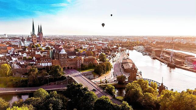 Die Backsteinarchitektur der Gebäude und Kirchen prägt bis heute das Antlitz der Hansestadt.