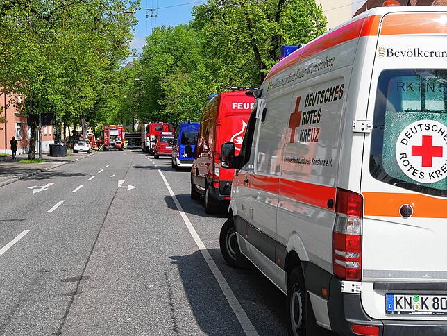 Dutzende Rettungswagen stehen an der Rielasinger Straße bereit.