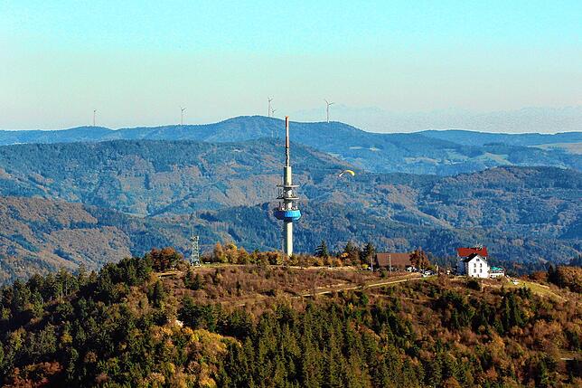 Auf dem Hoch-Blauen bei Badenweiler soll ein großer Windpark entstehen. Im Hintergrund sieht man die die Windräder bei Gersbach.