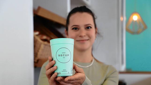 Für Kaffee zum Mitnehmen gibt es schon Alternativen zum Pappbecher: Lara Kuhnle aus dem Stadtkind im Paradies präsentiert einen ...