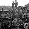 Französische Soldaten mit zwei Jungen vor einer schweren Zugmaschine im Jahr 1945. Die Aufnahme wurde aber nicht in Wehr, sondern in ...