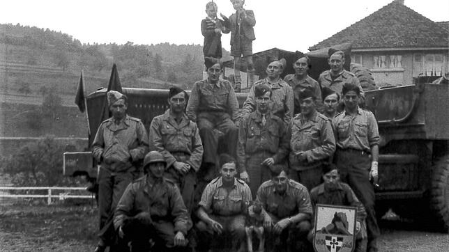 Französische Soldaten mit zwei Jungen vor einer schweren Zugmaschine im Jahr 1945. Die Aufnahme wurde aber nicht in Wehr, sondern in ...