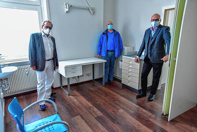 Die Mediziner Johannes Probst (links) und Oliver Freischlader sowie Bürgermeister Michael Rieger (rechts) in der ...