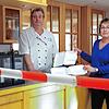 Hinter einem Absperrband vor der Theke geben Petra Meister und Bruder Jörg Meister den Kunden die bestellten Speisen aus, die sie ihnen ...