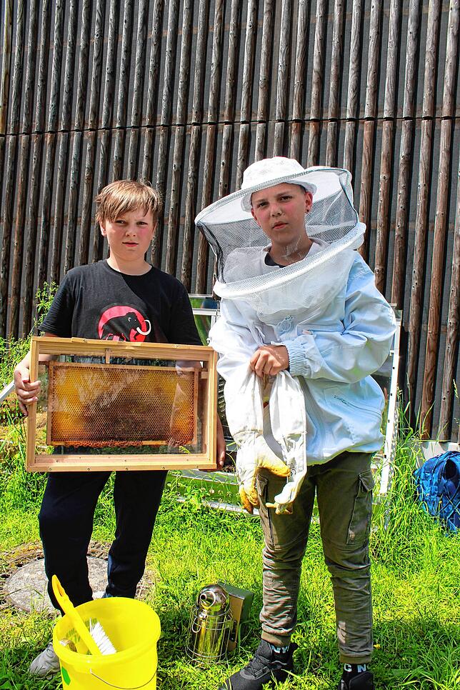 Emilian Fritschi (links) und Maximilian Hahn erklären, welche Ausrüstung notwendig ist und wie mit den Bienen gearbeitet wird. Wenn sie ...