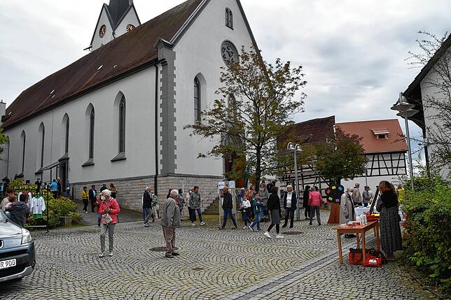 Gleich nach der Eucharistiefeier des Familiengottesdienstteams startete ein bunter Markt der Möglichkeiten auf dem Kirchplatz. So ...