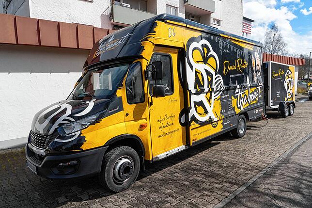 Der Food-Truck bleibt weiterhin im Einsatz. Hier liefert das Team Schnellimbisse wie Burger, Pommes, Würste und ähnliches.