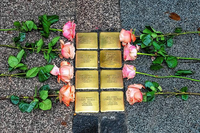 Acht Stolpersteine erinnern an das Schicksal der Familie Bloch in der Rietstraße 15.