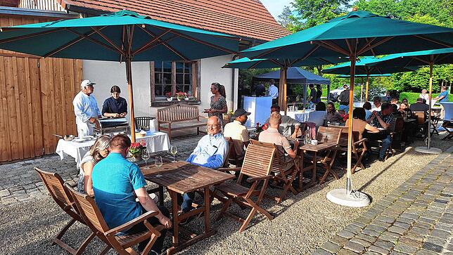Bild 20: Glückliche und satte Gäste: Die erste Küchenparty im Schenkenberger Hof war ein kulinarischer Erfolg