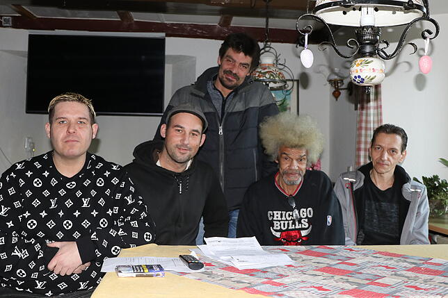 Dominic Stocker, Thomas Schütze, Joachim Gaßner, Ralph Sendler und Jens Evers (von links) sind fünf von zwölf Bewohnern, die aus dem ...