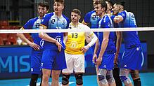 Enttäuschte Friedrichshafener Volleyballer. Sie haben das erste Spiel um die Deutsche Meisterschaft gegen Titelverteidiger Berlin knapp ...