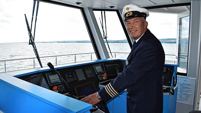 Rainer Blumenstein ist einer der drei Schiffsführer des MS &bdquo;Insel Mainau&ldquo; und schipperte am Wochenende mit seinen Kollegen ...