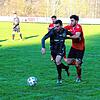 hier geblieben! Markus Hain vom SC Konstanz-Wollmatingen (rechts) versucht, den Königsfelder Patrick Lauble aufzuhalten.