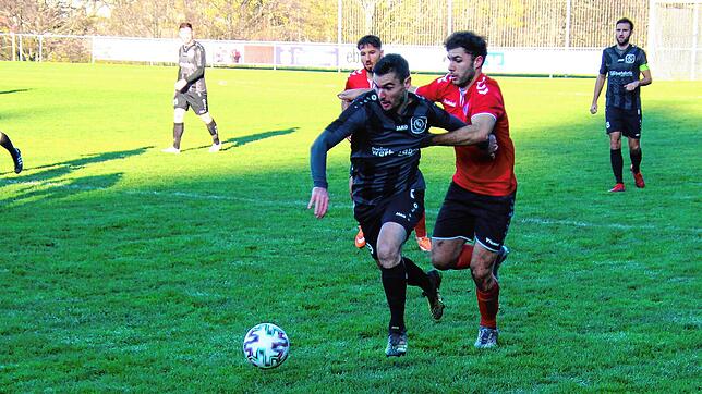 hier geblieben! Markus Hain vom SC Konstanz-Wollmatingen (rechts) versucht, den Königsfelder Patrick Lauble aufzuhalten.