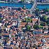 An den Ufern des Bodensees liegen viele sehenswerte Städte – hier eine Luftaufnahme von der Konstanzer Altstadt mit dem Münster.