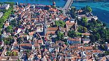 An den Ufern des Bodensees liegen viele sehenswerte Städte – hier eine Luftaufnahme von der Konstanzer Altstadt mit dem Münster.