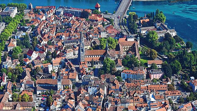 An den Ufern des Bodensees liegen viele sehenswerte Städte – hier eine Luftaufnahme von der Konstanzer Altstadt mit dem Münster.
