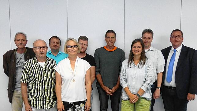 Ehe die bisherigen Gemeinderäte (von links) Wolfgang Kaiser, Heinz Jockers, Martin Lingg, Sandra Isele, Tobias Gampp, Markus ...