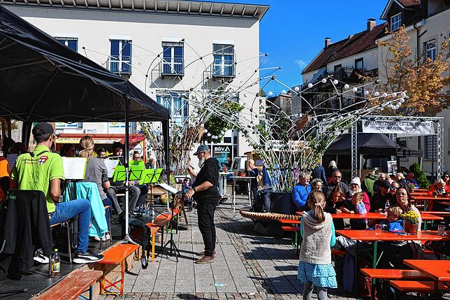 Bild 10: Zum Wohl! Diese Konstanzer sind beim Suserfest 2024 dabei