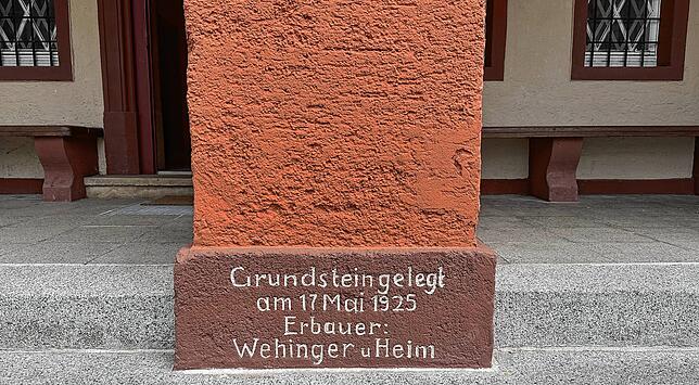 Der Grundstein unter dem Stützpfeiler, er wird vor 100 Jahren am 17. Mai 1925 gelegt.