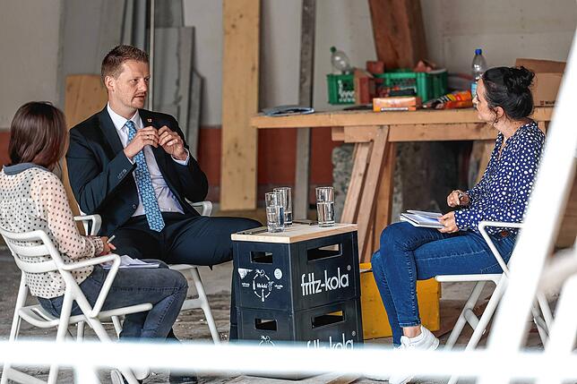 Auf der Baustelle: Das Sommerinterview mit dem SÜDKURIER hat OB Simon Gröger (Mitte) auf der Baustelle der Güttinger Gemeindescheine mit ...