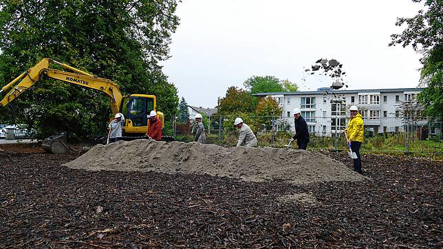 Geben den Startschuss für das Bauprojekt (von links): Irene Sorg (Bürgerheim), Paul Renz (Wohnbau), Sabine Hartmann-Müller (CDU), OB ...