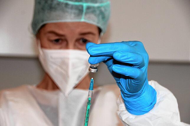 Die Freiburger Krankenschwester Petra Wiehler vom mobilen Impfteam bereitete die Impfungen vor.