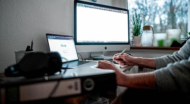 Im Landratsamt Friedrichshafen stehen bisher 1000 Heimarbeitsplätze zur Verfügung, etwa 400 Mitarbeiter arbeiten regelmäßig von zuhause.